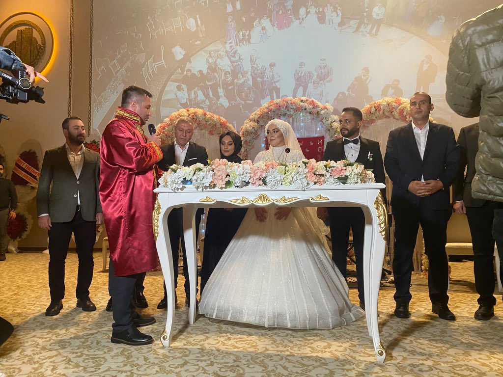 Fatih__Bildik's tweet photo. Önceki dönem Kadın ve Gençlik Kolları Yönetim Kurulu Üyelerimiz Kıymetli Kardeşlerim Zeliha Coşkun ile Mehmet Furkan Koca çiftinin düğün merasimlerine katılarak nikah ahitlerine şahitlik ettik.

Rabbim iki cihan saadeti versin..

#KalbimizAltındağ 

@akaltindag https://t.co/3IKhnV1sG4