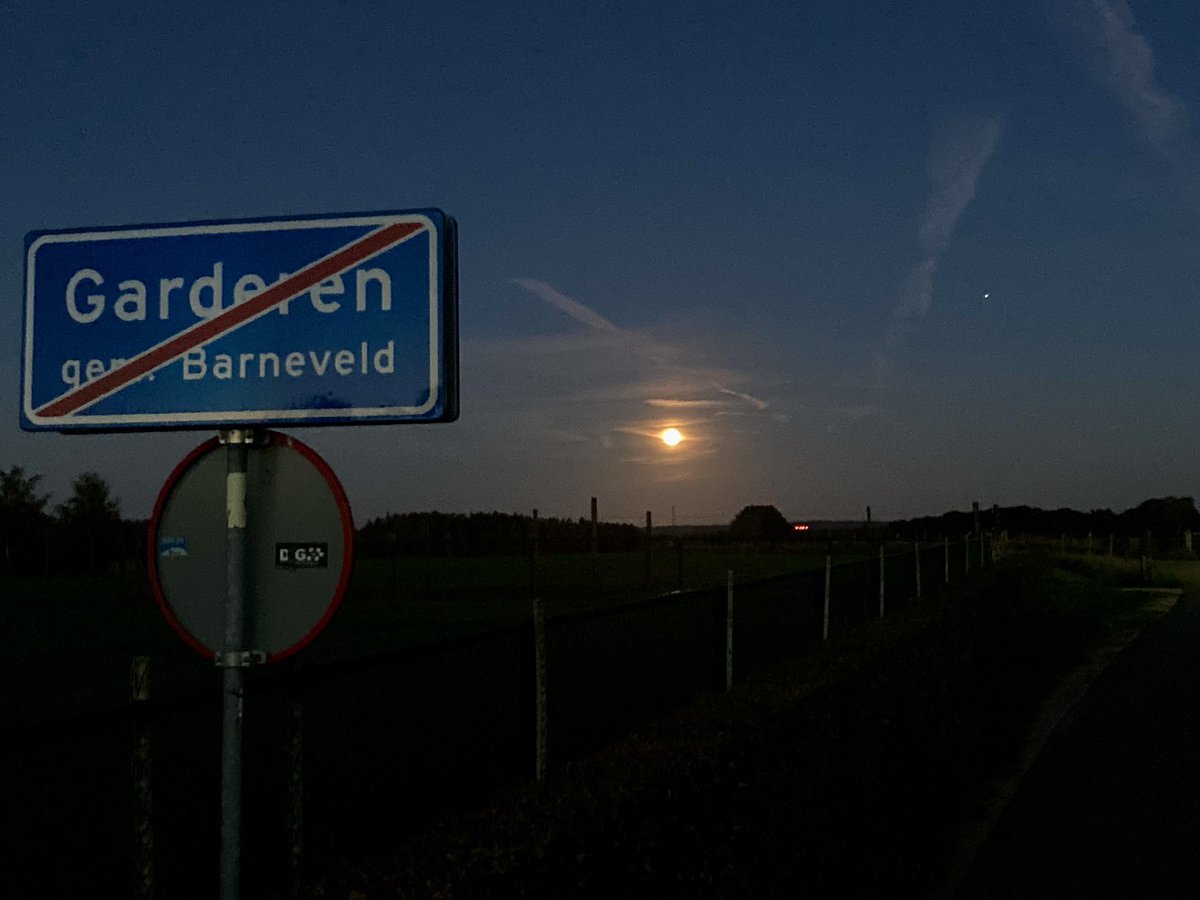Prachtige maan en Jupiter er rechtsboven