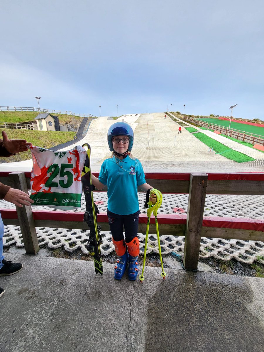 borley_katie's tweet photo. First competition on poles for this one &amp;+ first one competing for yggllangynwyd!! 3rd for her! @AddGorffLlan https://t.co/0DGWK1F11i