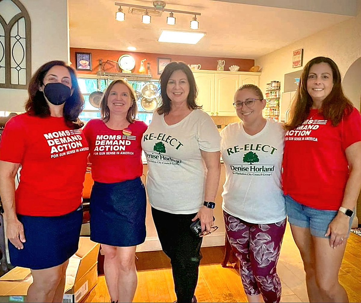 g0ldengirl9999's tweet image. Q: What do you do when thunderstorms are overhead and you are scheduled to canvas for a city #GunSenseCandidate 
A: You pivot to postcards. 
#MomsAreEverywhere
#Flapol