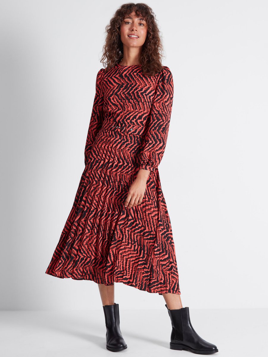 The most effortless dress you can easily dress up or down to suit your plans. Everyone needs an animal print pleated dress in their wardrobe.
Shop now: bit.ly/3SMLU4r