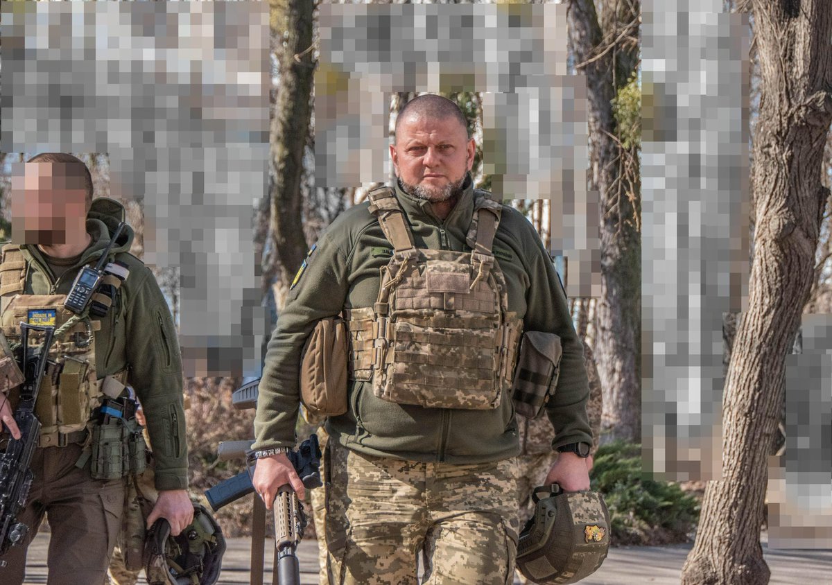 BenjaminNorton's tweet photo. This is the commander-in-chief of the armed forces of Ukraine wearing a bracelet with a swastika 🧐

But NATO insists there are no Nazis in Ukraine - as it floods the country with tens of billions of dollars of weapons and the Pentagon and CIA train and aid fighters on the ground https://t.co/fB5qr177xD