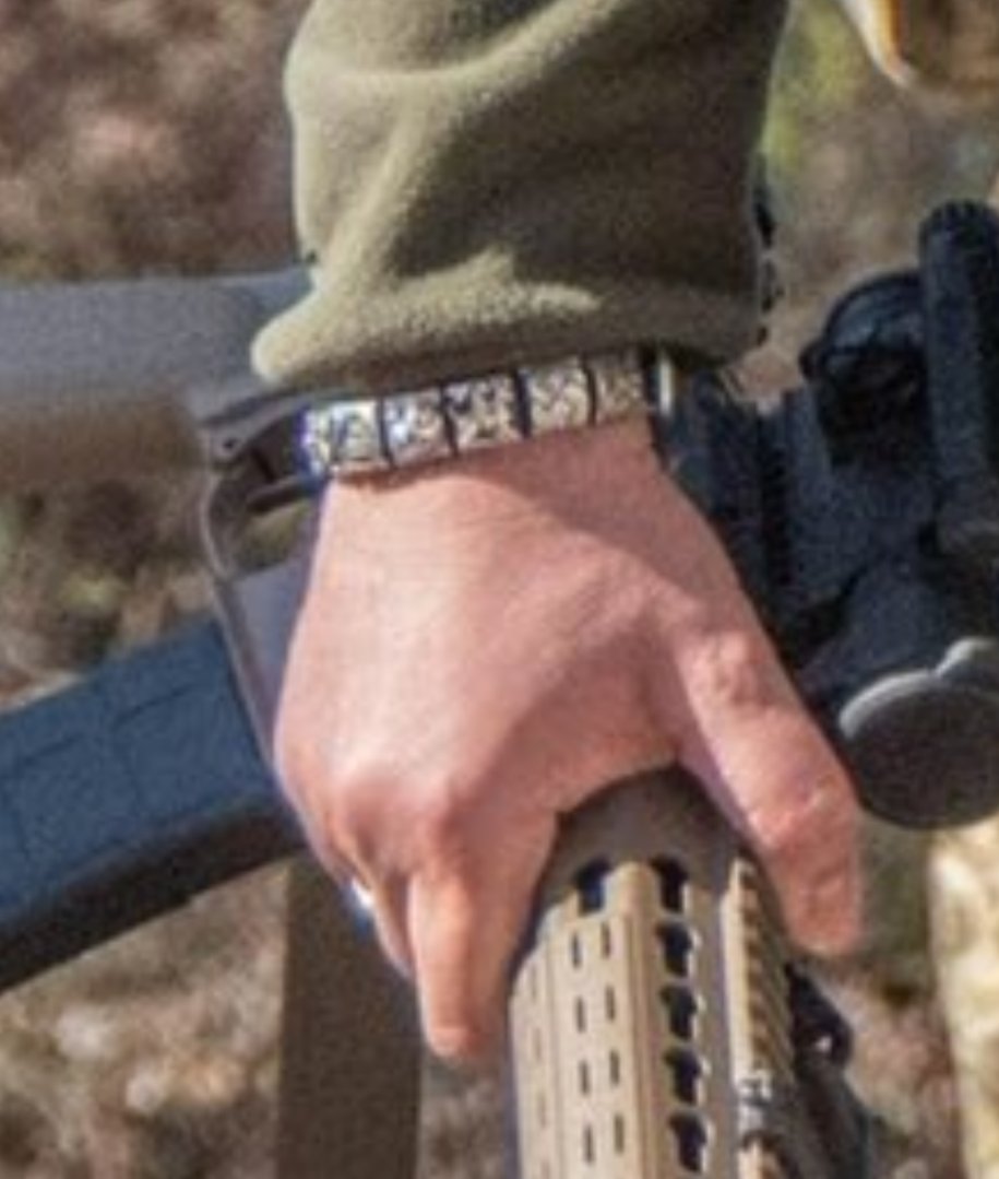 BenjaminNorton's tweet photo. This is the commander-in-chief of the armed forces of Ukraine wearing a bracelet with a swastika 🧐

But NATO insists there are no Nazis in Ukraine - as it floods the country with tens of billions of dollars of weapons and the Pentagon and CIA train and aid fighters on the ground https://t.co/fB5qr177xD
