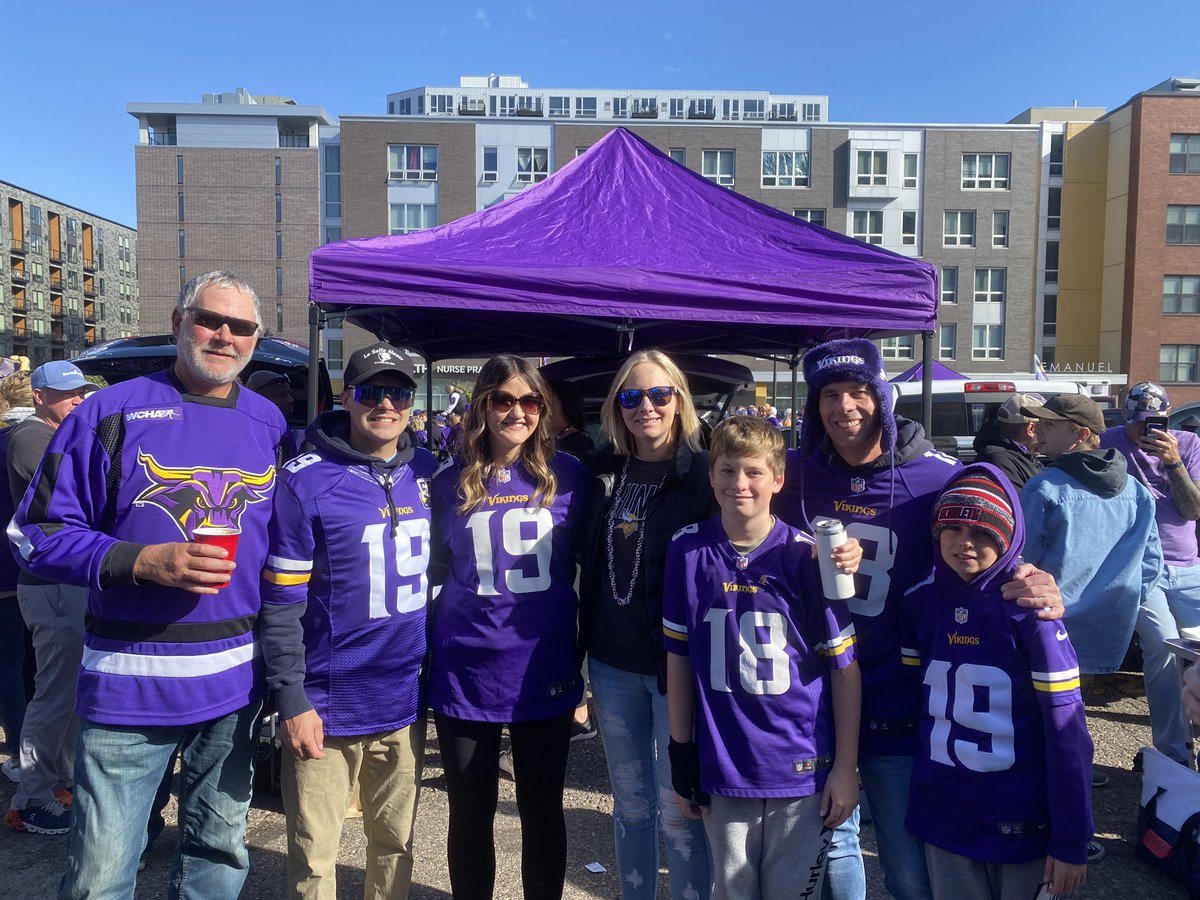 AhearnTiffany's tweet photo. #family @skolstrong @Vikings https://t.co/L8DDaPM0bN