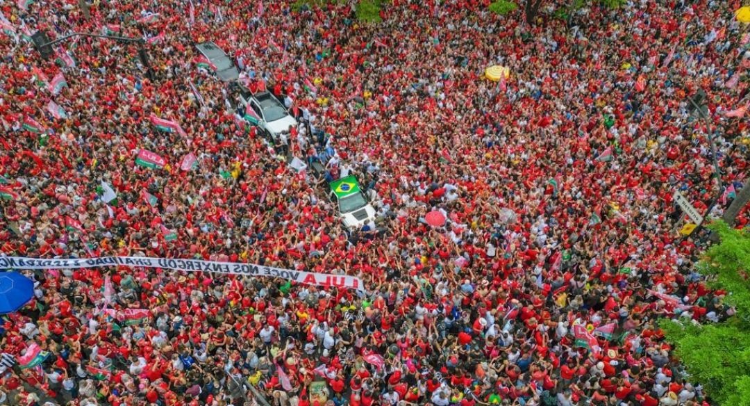 O cara que "não pode" andar nas ruas, arrasta uma multidão em Belo Horizonte. É Lula!