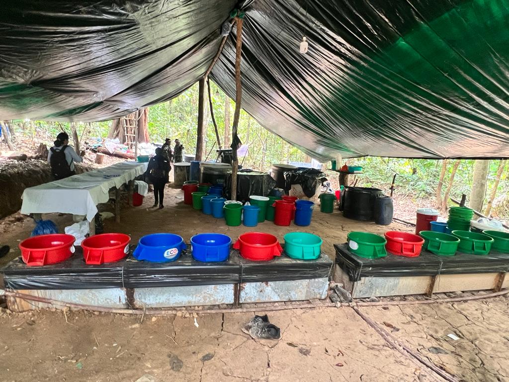 EDelCastilloDC's tweet photo. 1/2 Informamos al pueblo boliviano que, siguiendo el plan de operaciones "Colmena" se encontró un laboratorio de cristalización de cocaína en Bulo Bulo, el mismo que ya fue intervenido e incinerado en presencia de corresponsales de prensa. https://t.co/uS1KwT9jNi