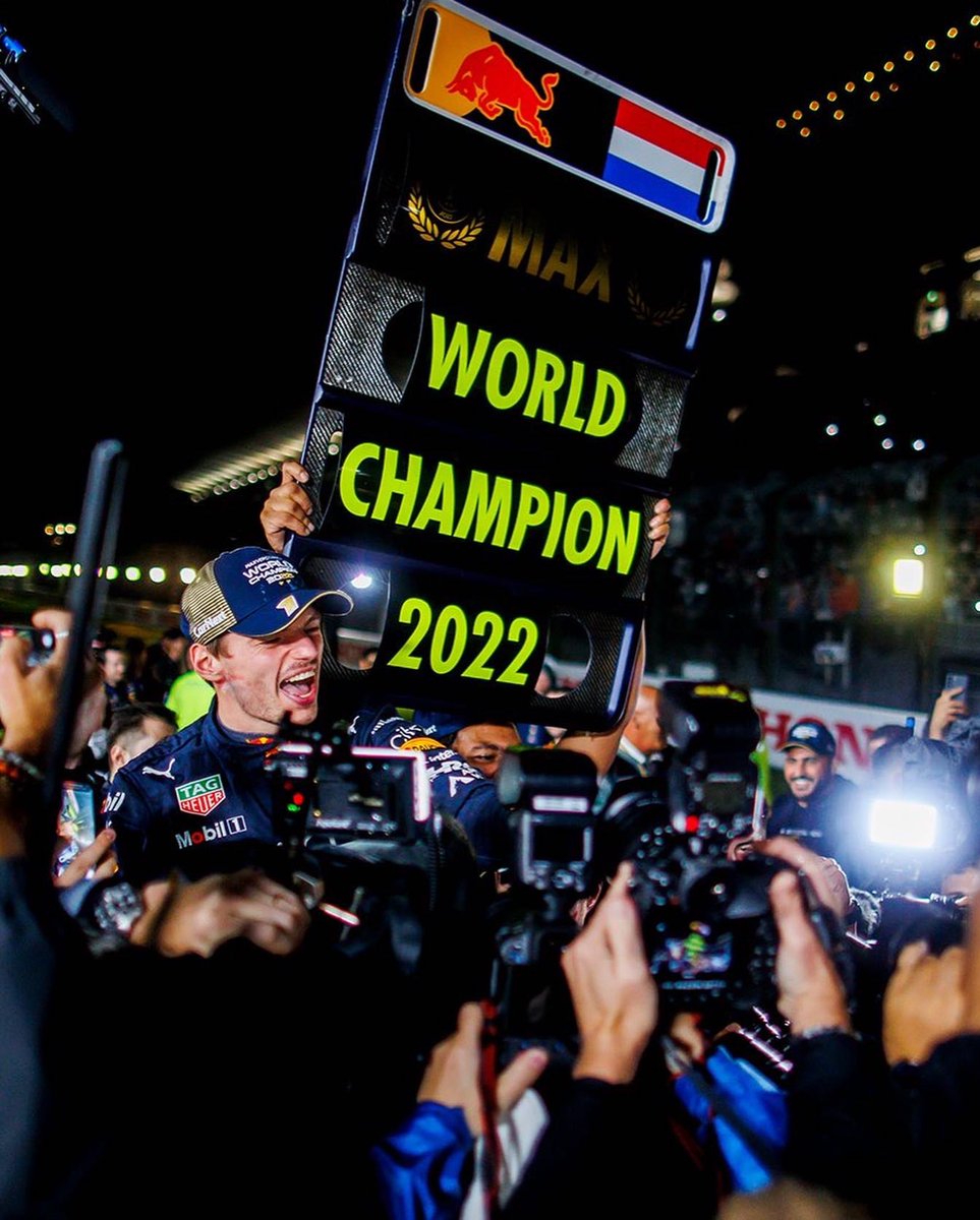 poesiadeimotori's tweet photo. È una storia fatta di cicatrici, quella di Max Verstappen.
Cicatrici che non si vedono, date dalle fatiche di un percorso dettato dal rifiuto della sconfitta e dall’eccellenza quasi imposta.
Max Verstappen è di nuovo campione del mondo.
👑

#SuzukaGP #Verstappen https://t.co/yeCzhmI9XY