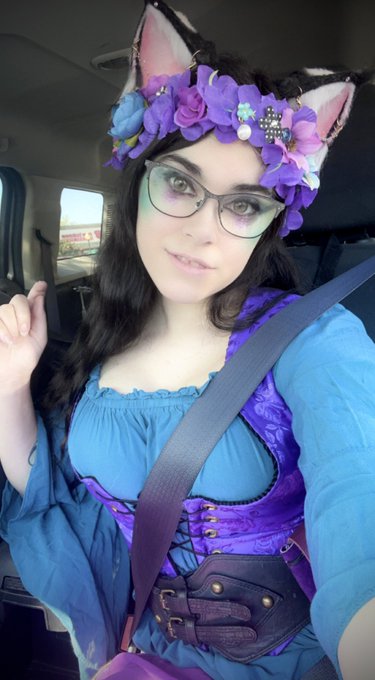 Renaissance Faire day 2! Going to start by getting some fancy braids in my hair. https://t.co/Yh5c03<a href="/tag/begaydocrimes"class="tags"><span>#begaydocrimes</span></a>
