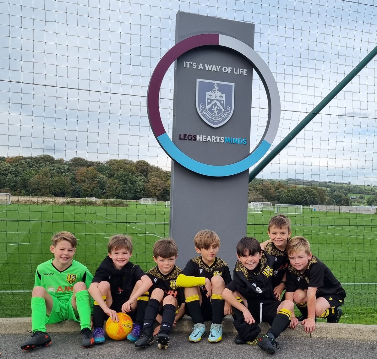 Muniflex Juniors ⚽ 💛 🖤 tweet media