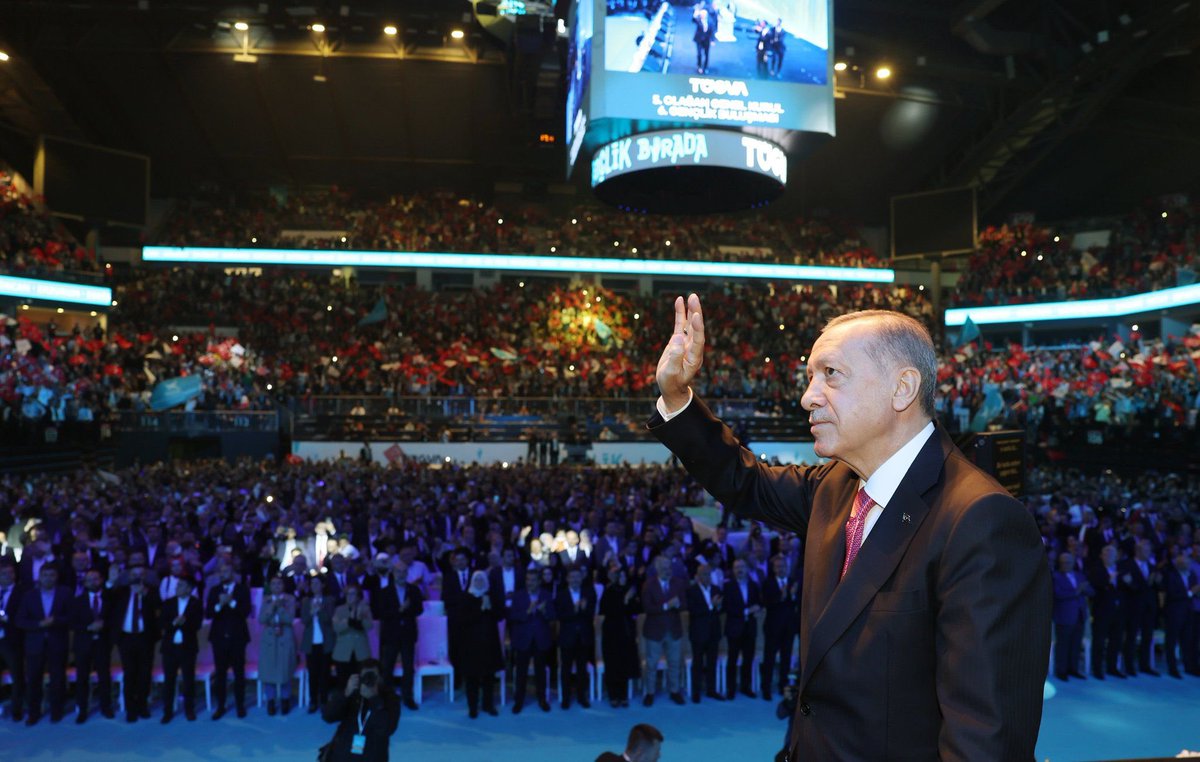 Gençlerin merkezi <a href="/tugvaTR/">TürkiyeGençlikVakfı</a>!
Cumhurbaşkanımız Sn. <a href="/RTErdogan/">Recep Tayyip Erdoğan</a> ’ın teşrifleriyle <a href="/eminogluenes/">Dr. Enes Eminoğlu</a> ’e samimiyet ve gayretle yürüttüğü çalışmalar için teşekkür ederiz. 
Yeni görev alacak  <a href="/ibrahim_besinci/">İbrahim Beşinci</a> ‘ye başarılar diliyorum. 
Hayırlı Olsun