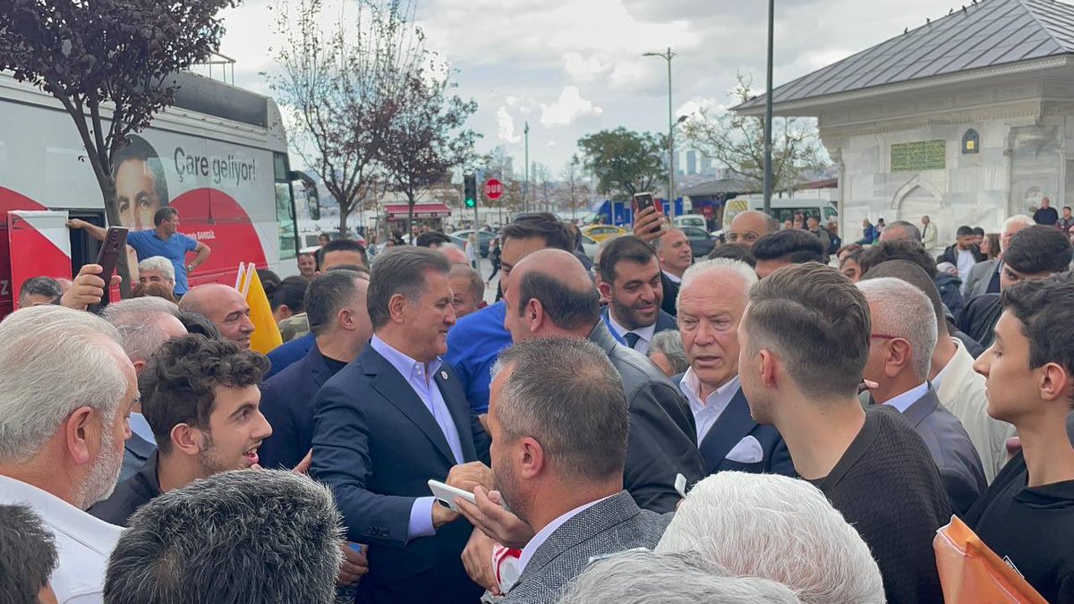Bugün Üsküdar ilçe binamızı açtık.
Açılışı bir miting ve şölene çeviren İstanbul il ve Üsküdar ilçe teşkilatını tebrik ediyorum.
Üsküdar halkına sevgilerimi ve saygılarımı sunuyorum.
Üsküdar değişime hazır.
