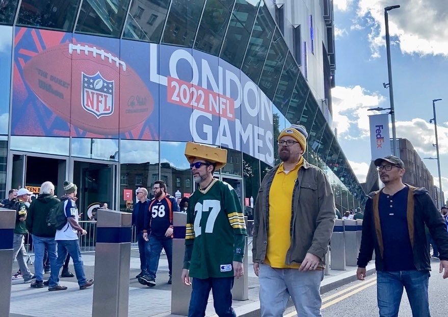 LifeofReillyTV's tweet photo. Wow!! 🤩🤯 What a day at the #NFL #LondonGames with @DiscoverGrnBay 🇬🇧🏈🇺🇸 A day of tailgating and American culture at @SpursOfficial! Don’t worry, I’ve filmed a video so you can experience it too!! #LoveGB #Packers @CelletTravel https://t.co/hGOIIZGNLk