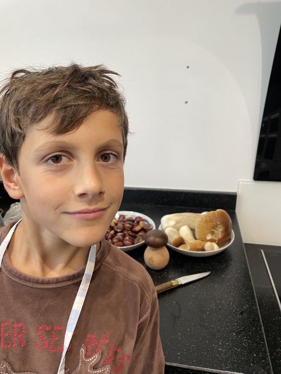 Cueillettes en famille châtaignes et cèpes accompagnés d une entrecôte épaisse et bien saisie Régalade assurée ⁦<a href="/Langlai73410097/">Véronique Langlais</a>⁩