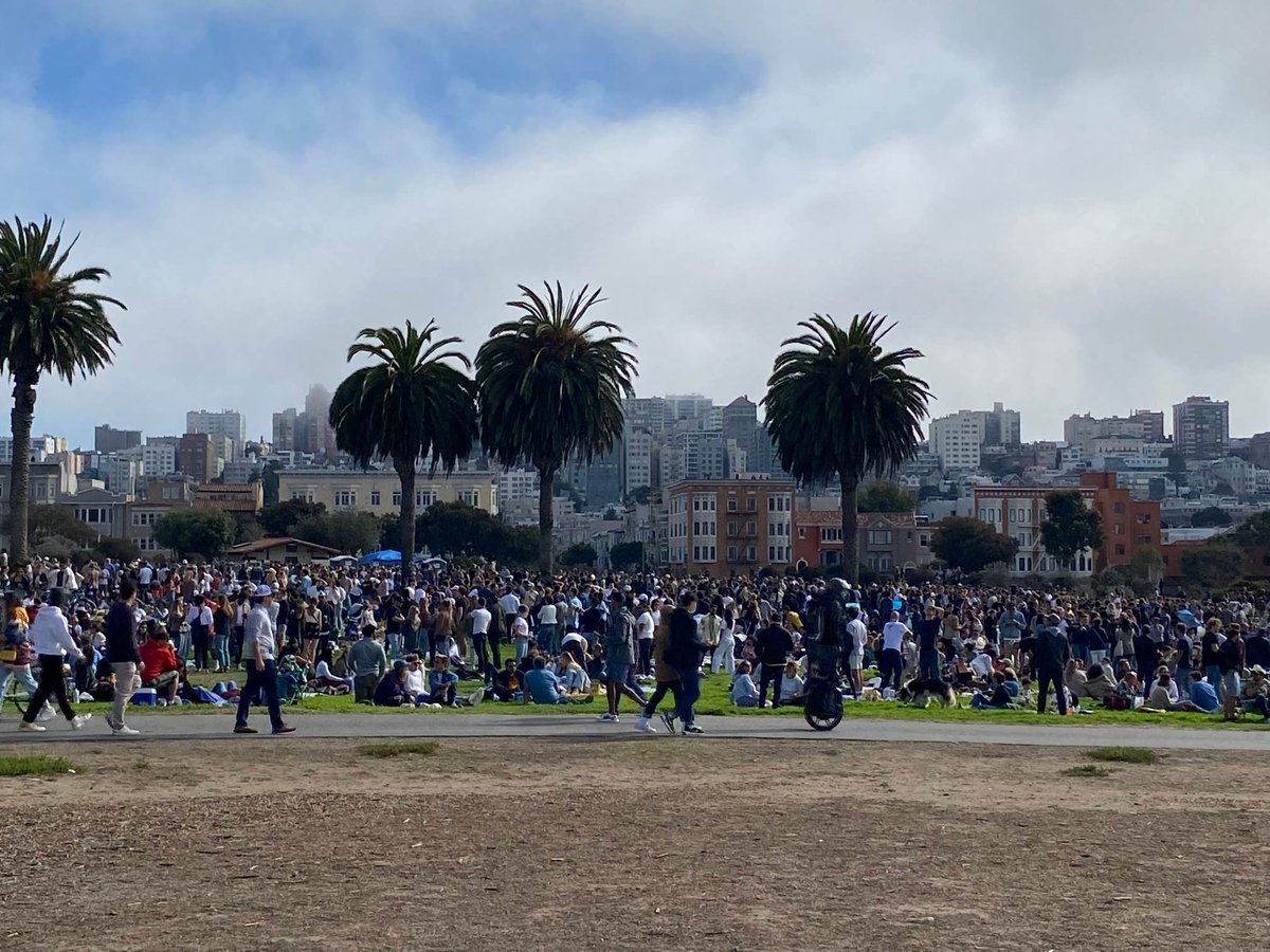 GGNRANPSAlerts's tweet photo. If you're planning to visit #FortMason, #AquaticPark or #FortBaker today for @FleetWeekSF, plan to get there by foot, bike or public transit. All three locations were crowded yesterday and will fill up again this afternoon. https://t.co/DZWW1kUp1V