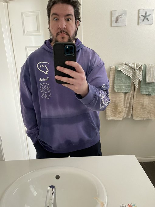 Watch Towelliee's leaked NSFW photo on TwXstars