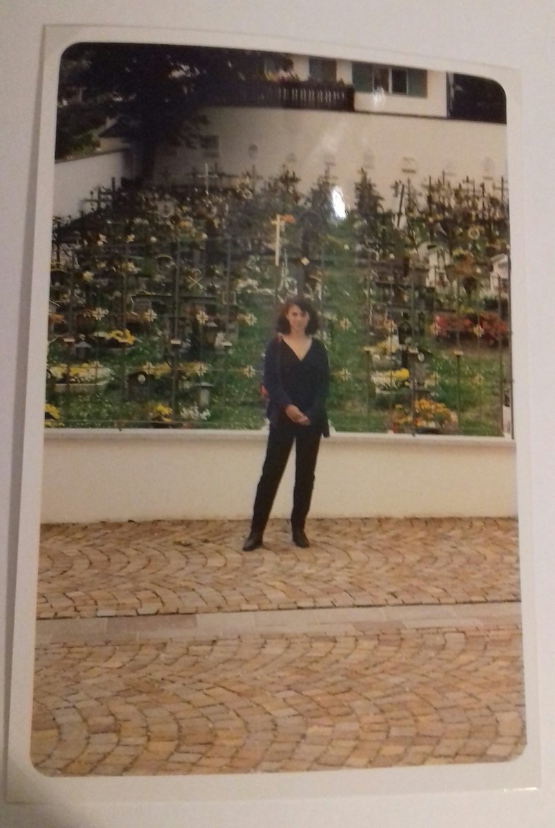 La foto con il cimitero di montagna alla mia amica è venuta davvero bene. Nel '99 ero ancora molto affascinata dall'idea del cimitero di montagna, poi mi sono convertita alle ceneri disperse nel mio Adriatico. 
#Estate1999