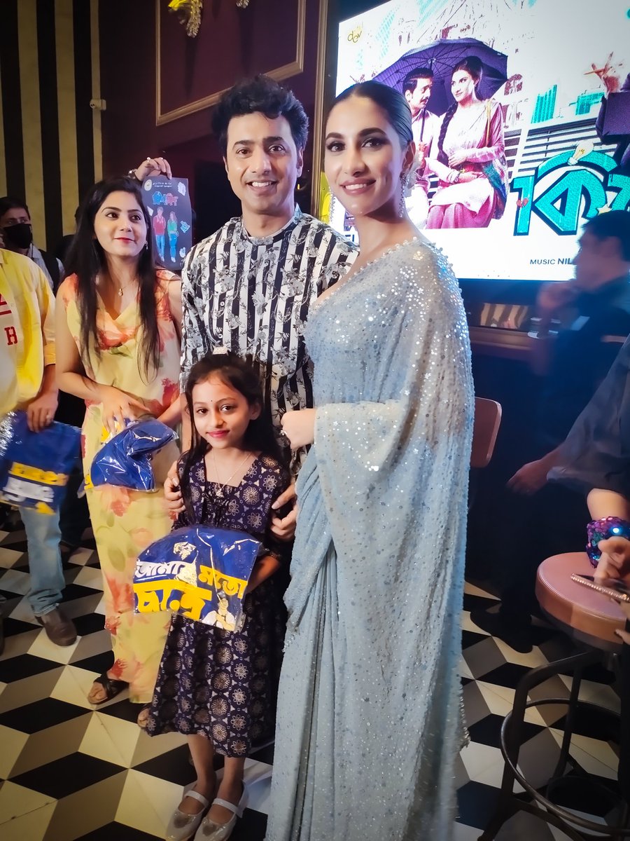 Devsisterpuja's tweet photo. Dada aj amar sonar birthday please ok akbar wish kore dao or birthday te tomar wish tai sera gift hobe please akbar wish kore dio tomar misti vagni take 🤗❤️ @idevadhikari https://t.co/HGvSARkmDB