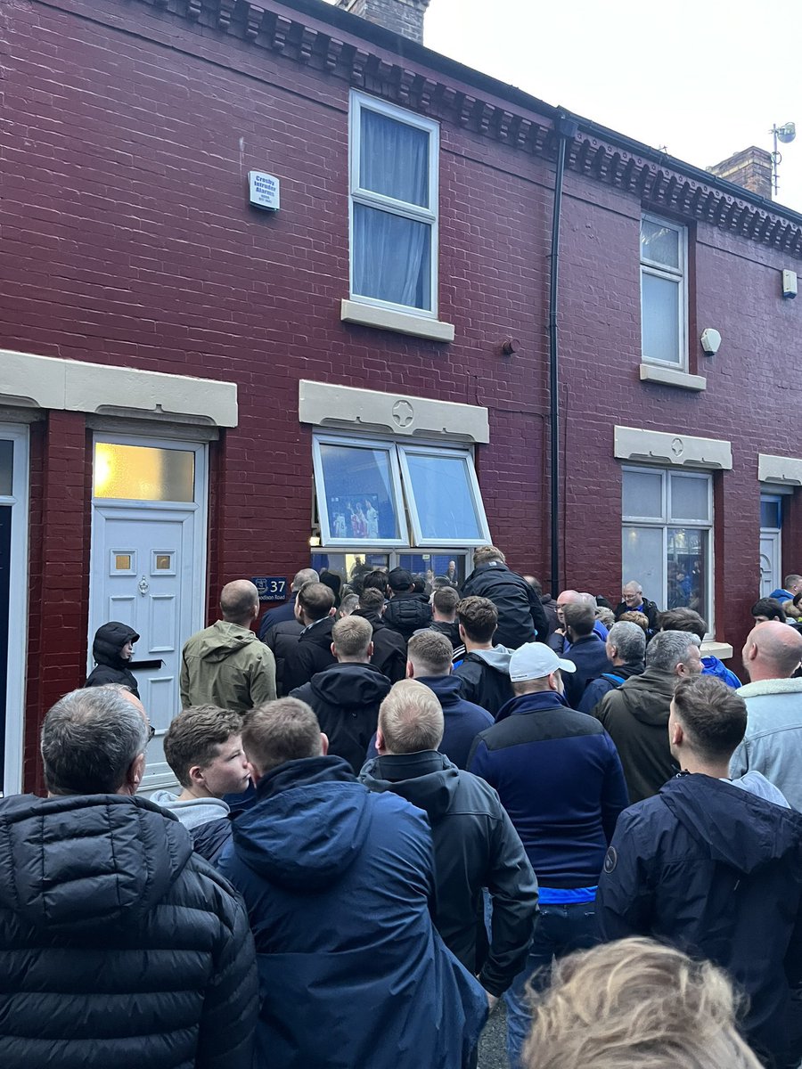Vamos de camino a Goodison Park. Pero antes nos paramos en esta ventana a ver como pierde el Liverpool en el Emirates. Pura rivalidad.  Fotografía genial.
