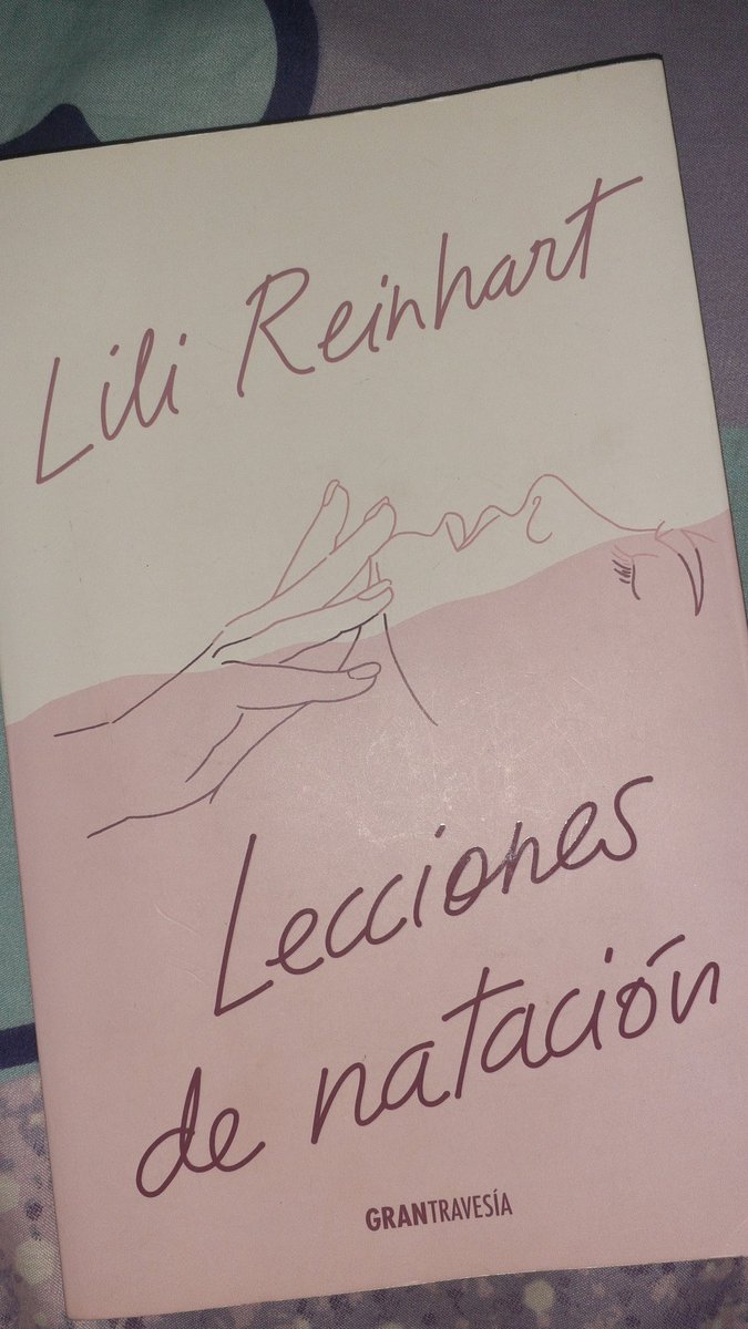 lvshollnd's tweet photo. estoy vendiendo el libro de Lili Reinhart "Lecciones de natación" !! si a alguien le interesa me habla porfi https://t.co/MvpK7R04vW