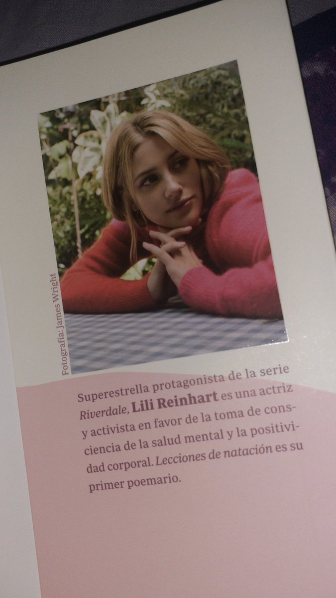 lvshollnd's tweet photo. estoy vendiendo el libro de Lili Reinhart "Lecciones de natación" !! si a alguien le interesa me habla porfi https://t.co/MvpK7R04vW