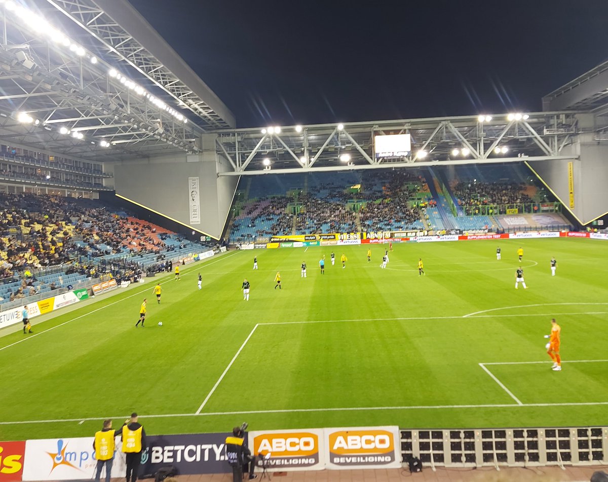 NilsWestenbrink's tweet photo. Van De Adelaarshorst naar het Gelredome. Tja. #GAEcam #vitfor https://t.co/RkHuYC534w