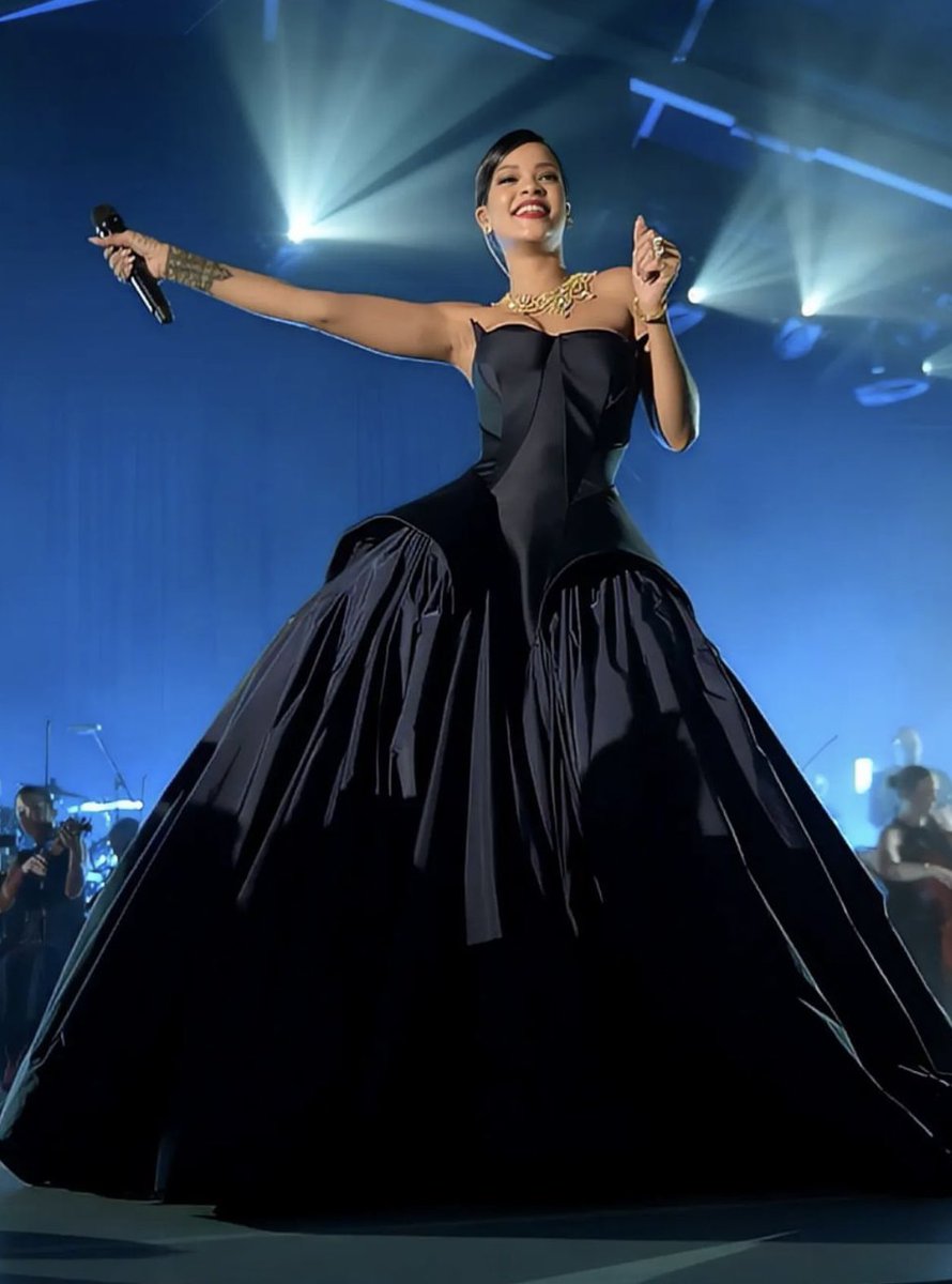MsBimRock's tweet photo. #Rihanna at her #CLF #DiamondBall performing #Diamonds 💎 a whole vibe https://t.co/8ybZuljzMe