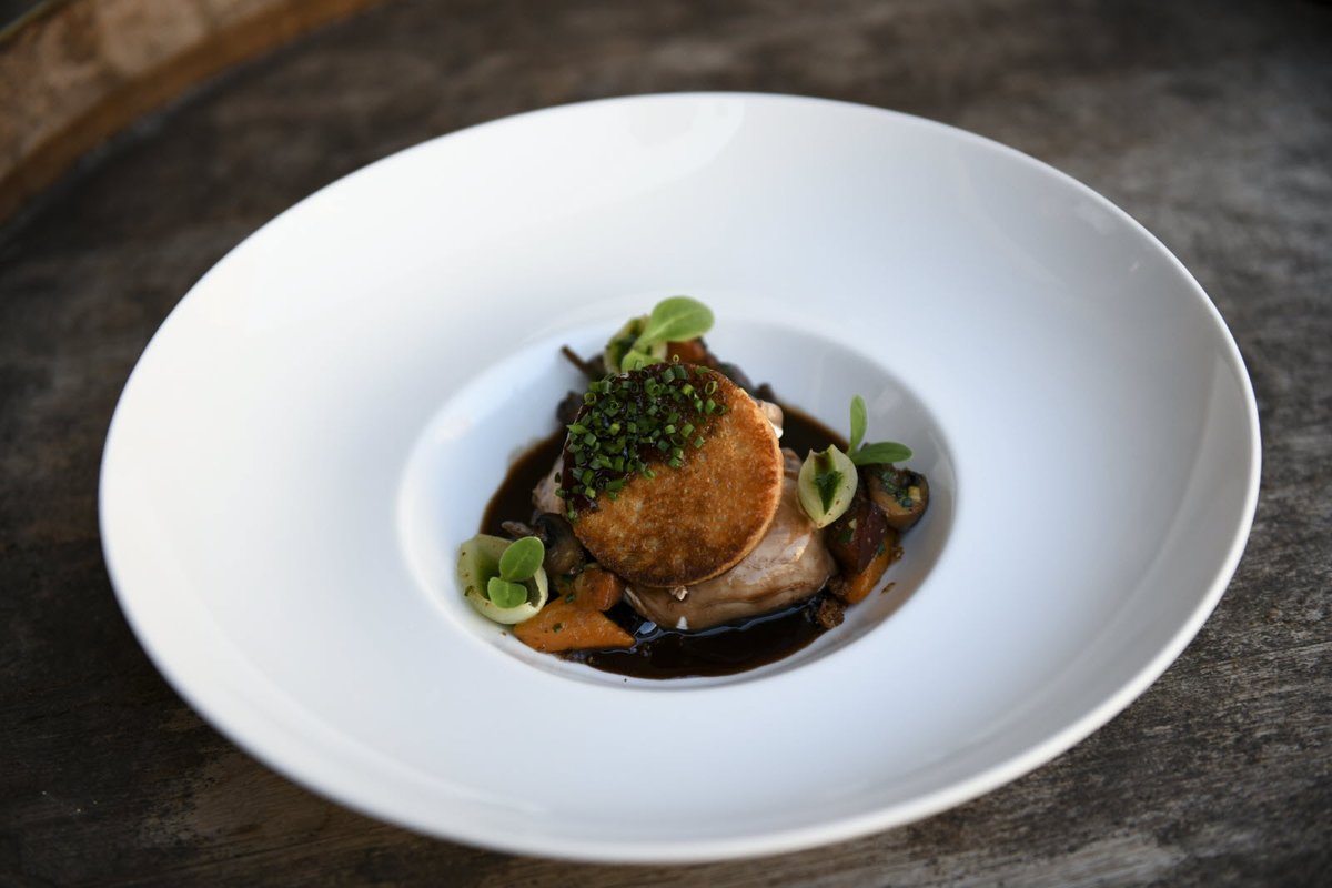 Lebienpublic's tweet photo. Attention, on va vous donner faim ! 🤤

Découvrez les plats des chefs pour le grand concours du Mondial de l'oeuf en meurette au clos de Vougeot 🥚 🍷 https://t.co/vadlOUuU55