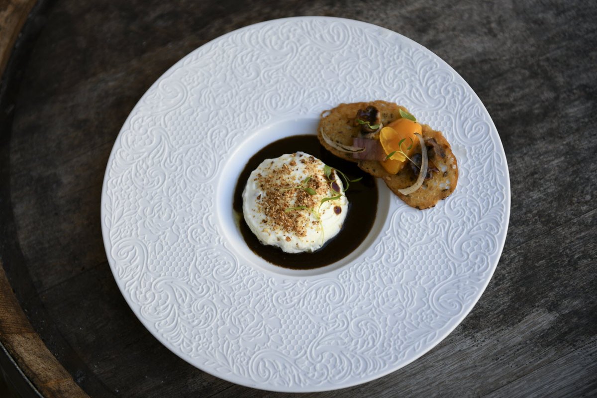 Lebienpublic's tweet photo. Attention, on va vous donner faim ! 🤤

Découvrez les plats des chefs pour le grand concours du Mondial de l'oeuf en meurette au clos de Vougeot 🥚 🍷 https://t.co/vadlOUuU55