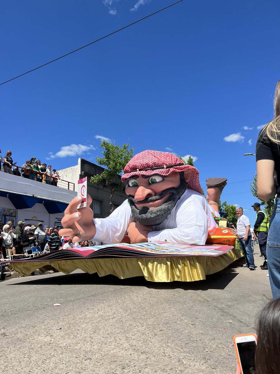 bolucompradora's tweet photo. uds entienden que estoy en un desfile de carros en URUGUAY y tienen este nivel?!? https://t.co/VYHPEgFFEo