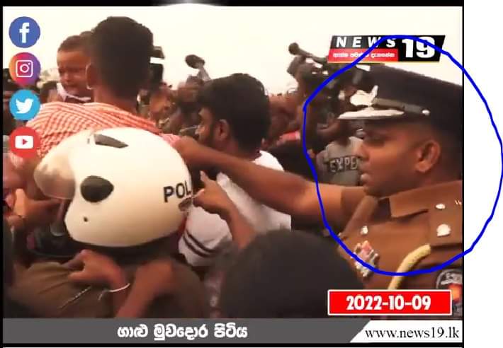 tharinduij's tweet photo. දරුවා අතැතිව සිටින පුද්ගලයාගේ කමිසයෙන් ඇද, පහර දෙන මෙම සහකාර පොලිස් අධ���කාරීවරයා ගැන තොරතුරු දන්න�� නම් පහත ඊමේල් ලිපිනයට දැනුම් දෙන්න... (ඔහුට එරෙහිව නීතිමය පියවර ගැනීම සඳහා) 
web.yjasl@gmail.com https://t.co/fA07C1TOPS