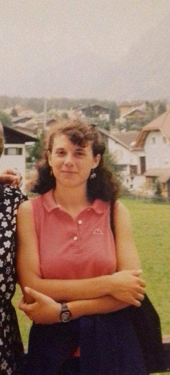 Cosa è cambiato in 23 anni? Rughe, capelli bianchi, qualche taglia in più, tanta stanchezza... ma ora come allora porto spesso orecchini piuttosto alternativi 😂
#Estate1999