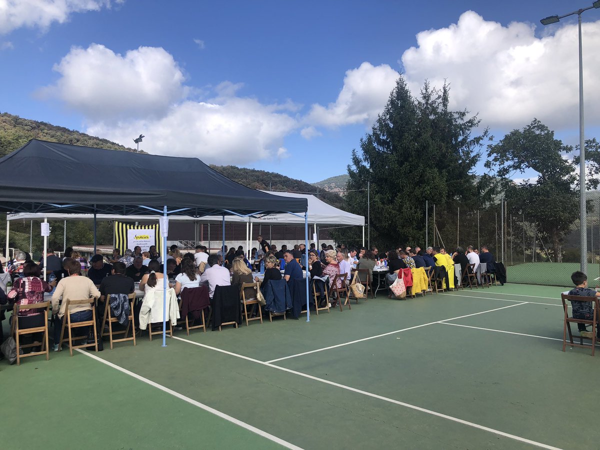 Avui en Jan i en Xevi han rebut un reconeixement a tots els anys dedicats al <a href="/CPSantaPau/">C.P. Santa Pau 🎗</a>. 
S’ha celebrat un dinar a les mateixes instal·lacions, se’ls hi han lliurat uns petits obsequis. També ens ha acompanyat Jordi Bonet, vicepresident <a href="/FCF_CAT/">Federació Catalana de Futbol</a>. 
Moltes gràcies a tots/es.