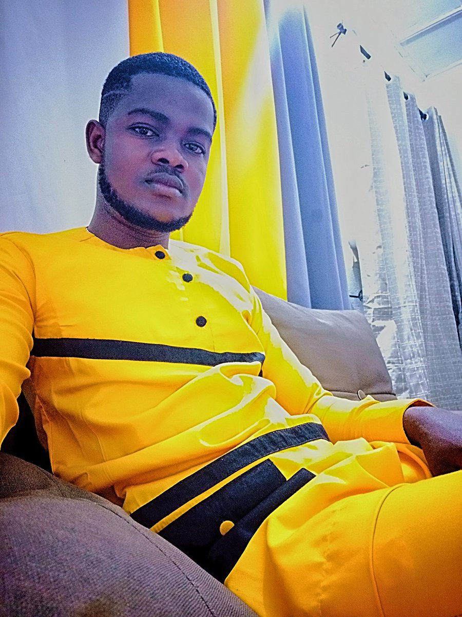 Les gars qui ont l'argent, sont entrain de s'apprêter pour rentrer dans le bruit🍻🍺🥂. Je me suis apprêté aussi attendant une éventuelle invitation 😹🤸🍀🍷🔥