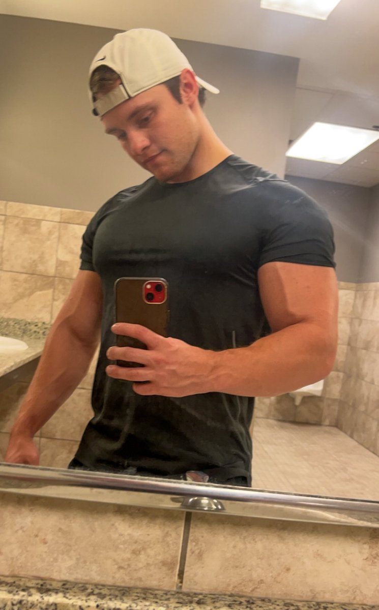 ljulee98's tweet image. Empty gym days are the best gym days