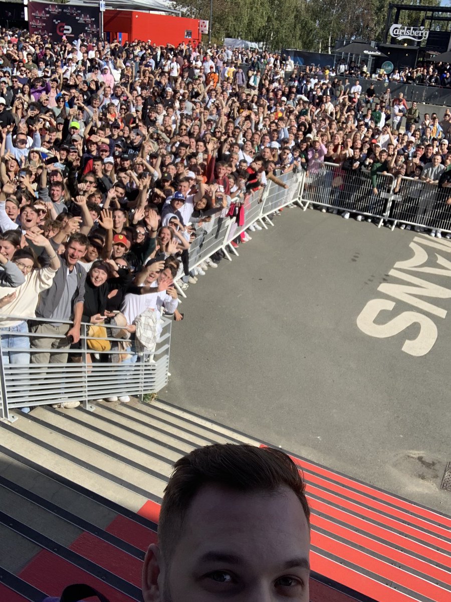 laricott's tweet image. Merci @Mickalow pour la photo :) (promis je voulais pas t’assommer en lançant mon tel 😭)