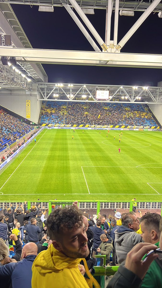 tourhandhaving's tweet photo. Wel fijn dat @MijnVitesse genoeg plek over laat voor ál haar supporters om hun favoriete racefiets mee te nemen. 8.000 supporter en 8.000 fietsen maakt toch 16.000 gevulde plaatsen. Hoe laat komen de fietsen precies? #vitFOR https://t.co/P5oPGtq7xQ