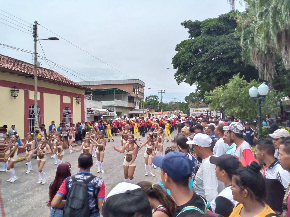 Inmensa fue la gran marcha de todos los movimientos sociales con motivo de la celebración de los 32 años de la autonomía del municipio Simón Planas con mucho fervor se desbordaron las calles de la capital Sarare #SoyComunicadorClap <a href="/dcabellor/">Diosdado Cabello R</a> <a href="/NicolasMaduro/">Nicolás Maduro</a> <a href="/AdolfoP_Oficial/">Adolfo Pereira Gobernador</a>