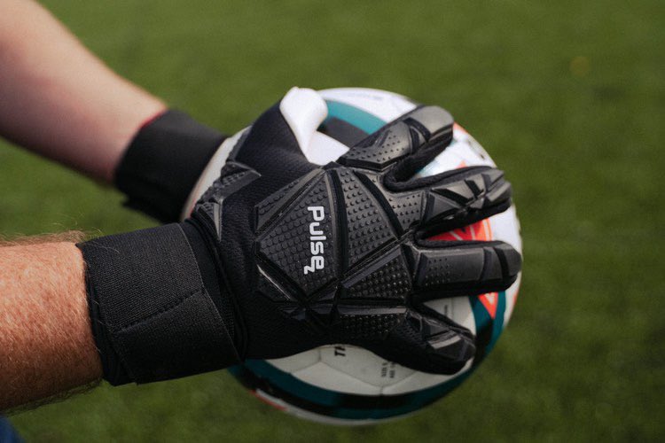 JHDavies01's tweet photo. 🌲 Points, clean sheet and a professional performance by @SCTFCWomen. @CharlMcElr0y showing that hard work pays off. Massive thanks @Pulsegk for the superb gloves #HWPO #CleanSheetSundays #GKUnion #PulseUnknown #PulseLightning #BecomeAPulseGK https://t.co/vJNWitAGnL
