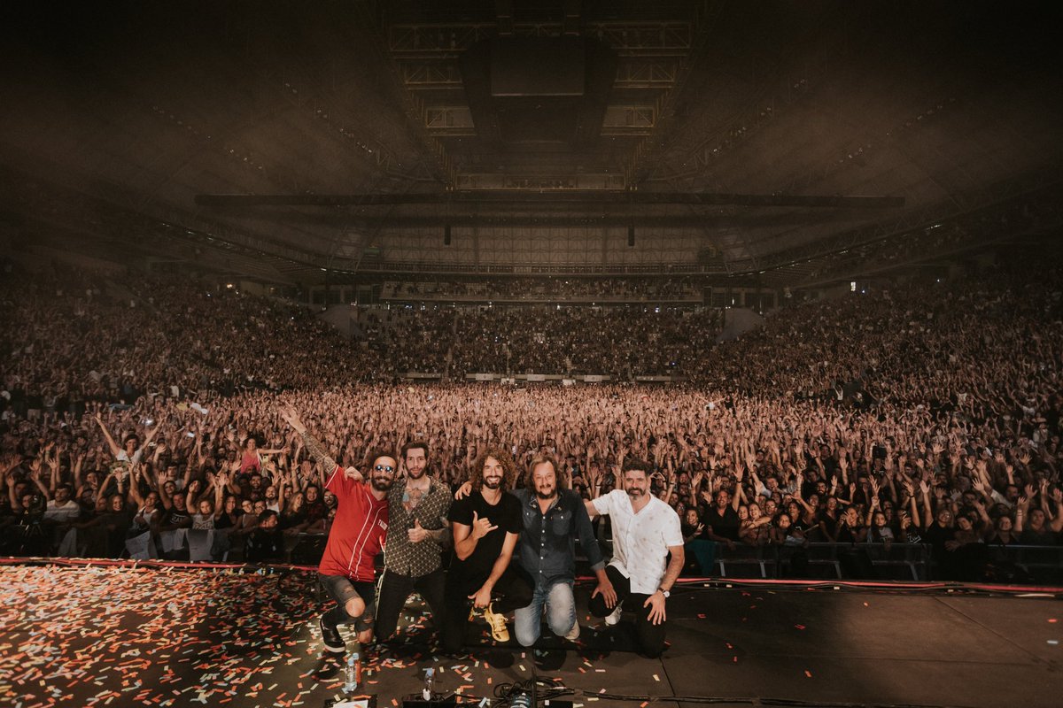 IZALmusic's tweet photo. Barcelona, ayer fue todo tan inmenso y tan emocionante, que cualquier cosa que compartamos se queda corta para lo que vivimos anoche. GRACIAS por el regalo de tocar en el @PalauSantJordi lleno.

❤️❤️❤️❤️❤️

📸Algunas fotazas de @RakeLodel 

#IZAL #GiraHogar #Barcelona https://t.co/XC1BBxWcAE