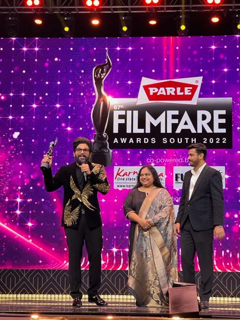 MythriOfficial's tweet photo. #Pushpa Rules at @filmfare Awards South 🔥 https://t.co/zIf0dvmCdo