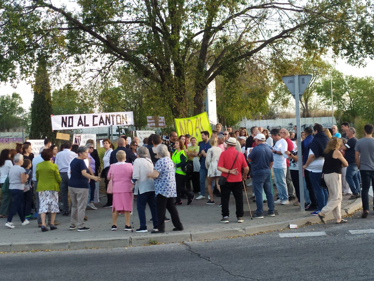 Lxs vecinxs y comerciantes de <a href="/NOalCANTON/">jbarrio01@yahoo.es</a> en Poema Sinfónico visibilizan el problema de su nueva ubicación.
¿Porque PP y CS insisten en poner Cantones cerca de la vida de Lxs vecinxs, viviendas y supermercados? No hay voluntad política para cuidar a las personas.