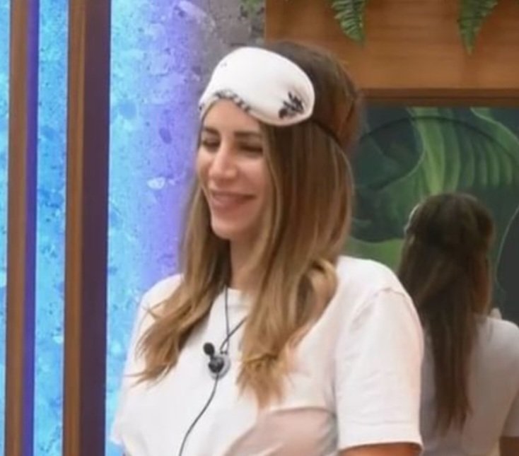 TeamC_P_'s tweet photo. No recuerdo el día ni el momento que comenzó a ser mi favorita. Sí recuerdo que me molestó cuando en el primer SS apareció sin presentación. Me llamó la atención, y desde ese día
SIEMPRE A SU LADO 🥰🤍
Sola o acompañada.
FELIZ es como la quiero ☺️
#QuererBonito
#CrisPorta9O https://t.co/CYBdRd4zHj