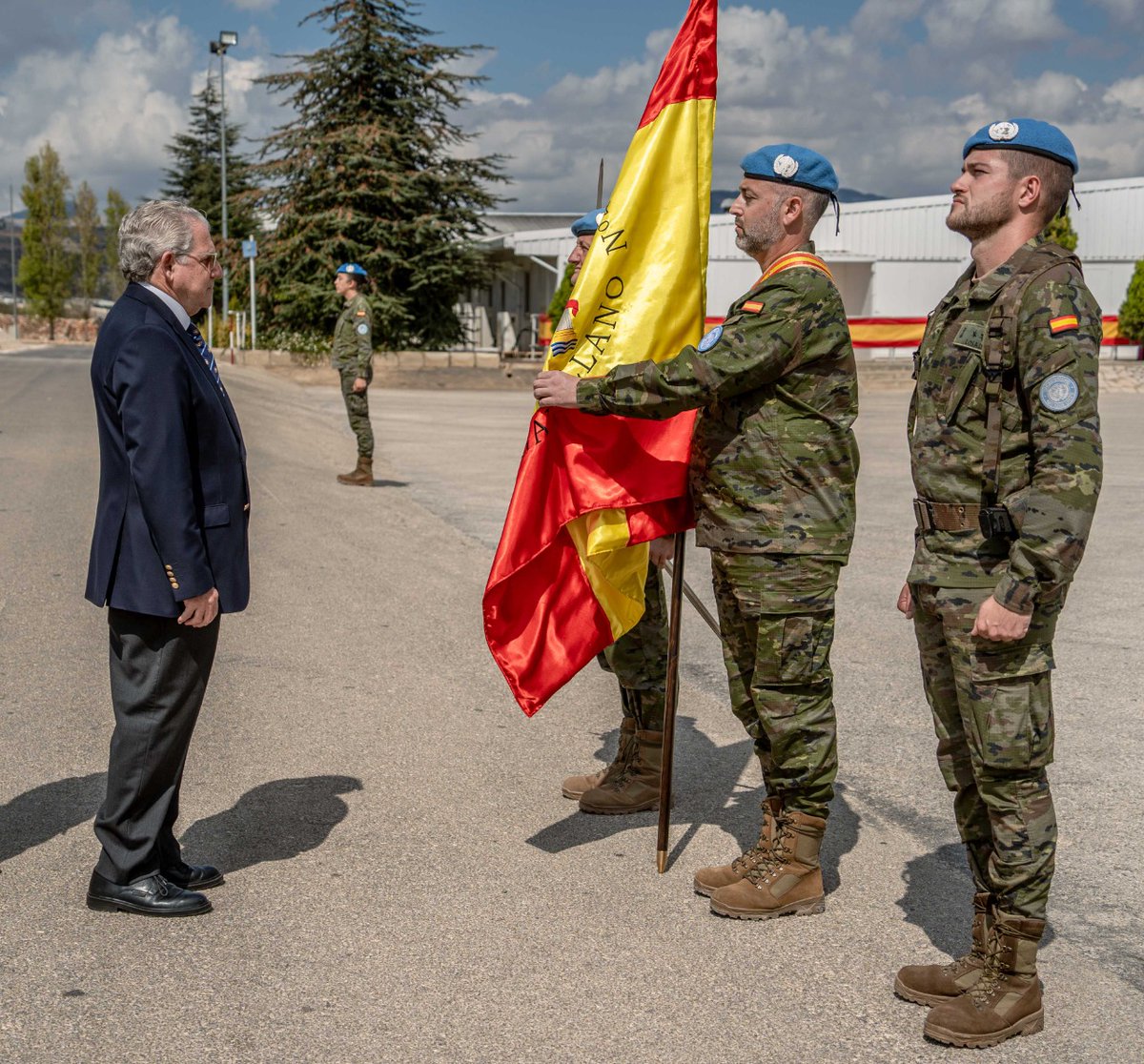 EMADmde's tweet photo. Por primera vez en Zona de Operaciones, 52 miembros de la comunidad española en 🇱🇧 con el @EmbEspanaLibano al frente juraron lealtad a España en la Base 🇪🇸 Miguel de Cervantes.
Nuestros valores y tradiciones refrendan el compromiso por la paz y la estabilidad @UNIFIL_🇺🇳 #MOPS https://t.co/l3WeUnvjxI