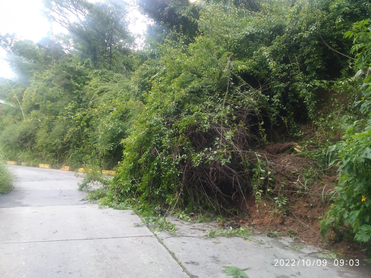 joel_mejias's tweet photo. Otro nuevo deslizamiento en la calle Mirabal sector Charallavito de Baruta y peligra también el tendido eléctrico. @HectoRodriguez @darwingonzalezp @NicolasMaduro @CorpoelecInfo @CorpoelecMiran https://t.co/brrlDt2AEk