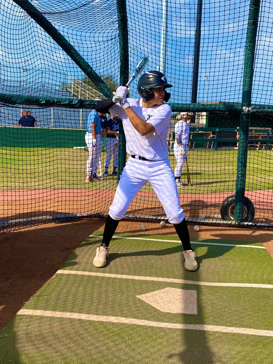 CoachFlores09's tweet photo. Another successful team camp in the books. Always good to catch up with former players of mine who are now coaching. Thanks to @_RobA15 and the @LB21baseball for joining us this afternoon here in Javelina Nation. https://t.co/SXZn14avGO