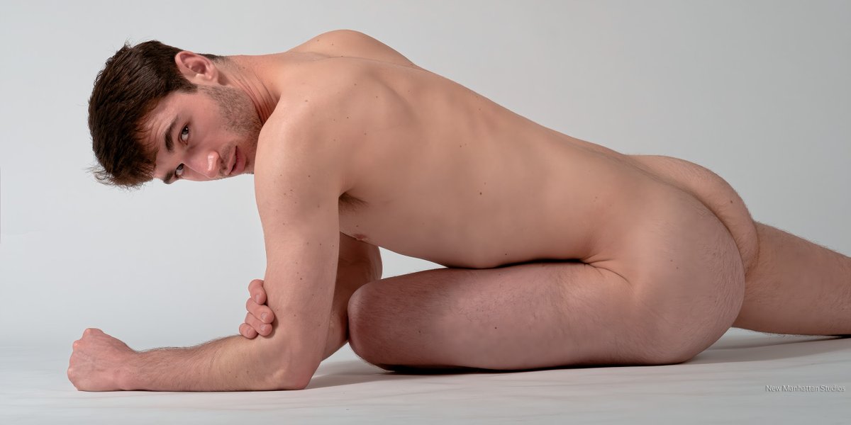 The model is an accomplished dancer (and dance instructor).  Long, limber limbs. . .perfect subject matter!  NMS photos by @nyc_kolombian