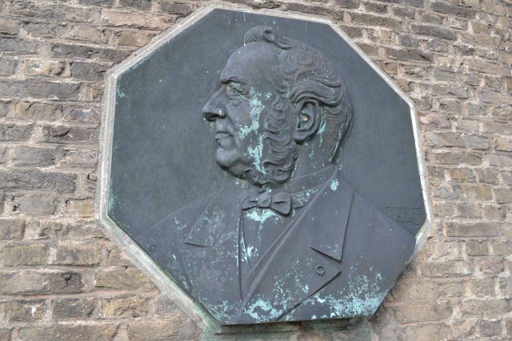 Buys Ballot, de teleurgestelde wis- en natuurkundige adopteerde meteorologie als speelpopje, zich niet realiserend dat hij de grondlegger was van het moderne weerbericht en het KNMI. Weinigen weten dat Buys Ballot een Zeeuw was, geboren in Kloetinge. 

zalig-zeeland.com/zeeuwse-almana…