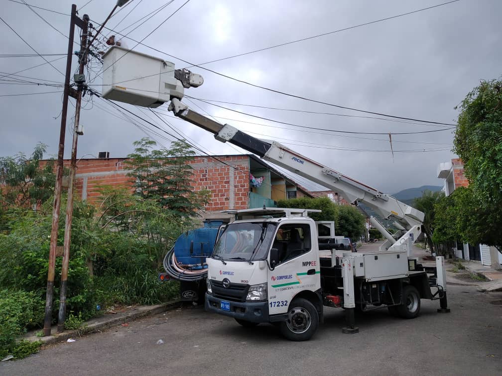 MunicipioUrena's tweet photo. A través de la aplicación Venapp del 1x10 del buen gobierno implementado por el Pdte @NicolasMaduro se atendió la solicitud del alumbrado público en  #DanielCarias vereda 1y2 parte baja, #ElCastillo vereda6 calle14 y vereda2 calle14 Por una Ureña 100% iluminada
@carrilloalcald1 https://t.co/1Mas91UHck