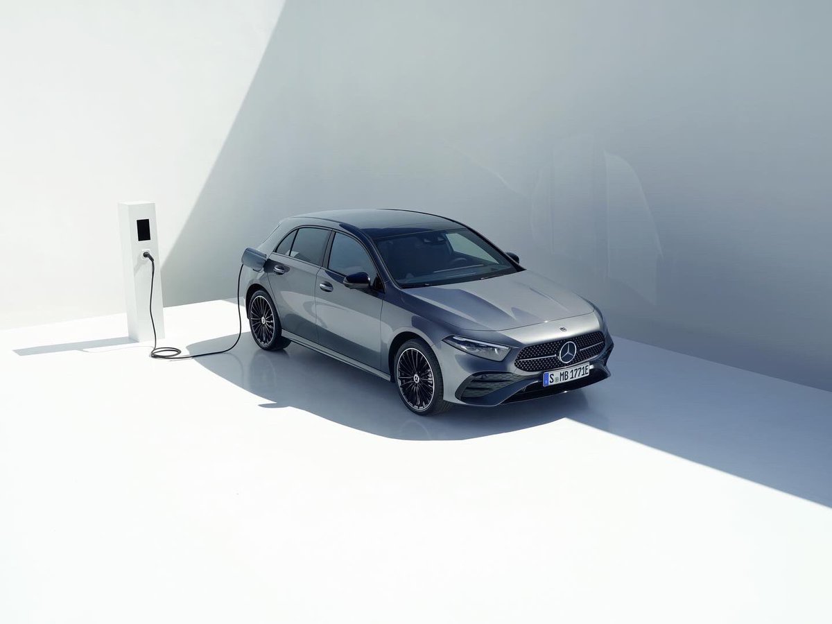 MotorPias_of's tweet photo. Nuevo @MBenzEspana Clase A. 
Llega el lavado de cara al popular compacto de la marca de la estrella
Estará disponible en ambas carrocerías: sedán y compacto; además de en las versiones AMG. 
#mercedes #mercedesbenz #mercedesamg #mercedesaclass #mercedesclasea #mercedesespaña https://t.co/51lzZgEq51