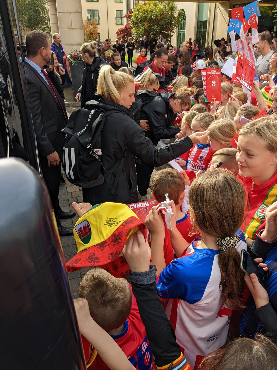 huggzy's tweet photo. @Craig89W Amazing experience and so good to see so many excited faces cheering on the national team!! Da iawn for organising!!! 🏴⚽🥰👏🏻 @Cymru @FAWales @NoelMooney13 #GoCosmos @Cdf_CosmosJnr https://t.co/uQgid9b72M
